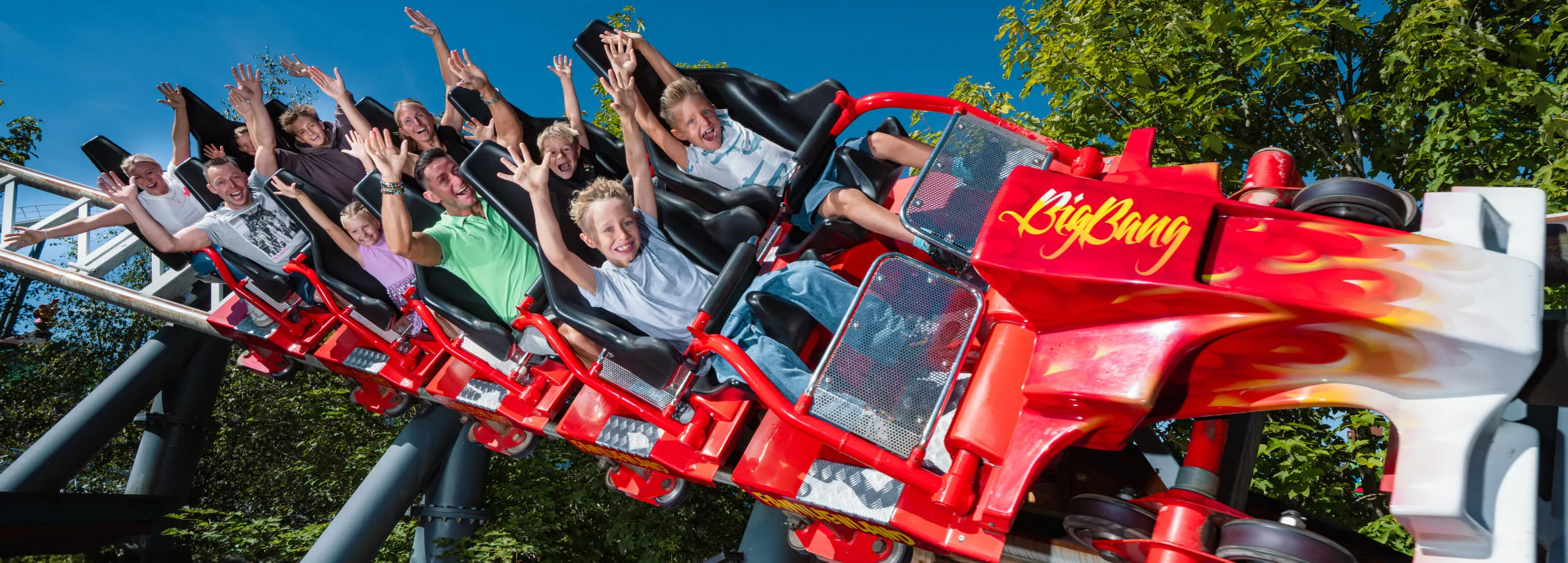 Menschen fahren fröhlich Achterbahn im Familienland Erlebnispark
