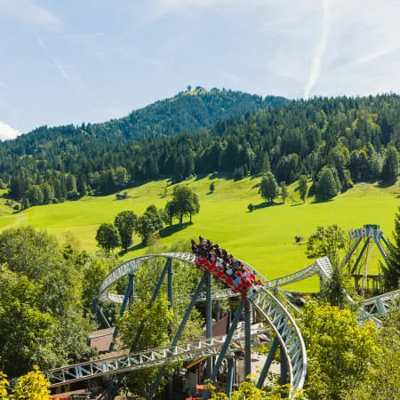 Achterbahn im Familienland Erlebnispark mit Landschaft im Hintergrund