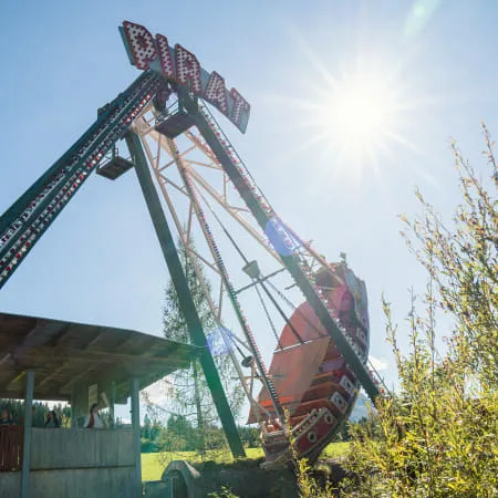Achterbahn im Familienland Erlebnispark bei Sonnenschein
