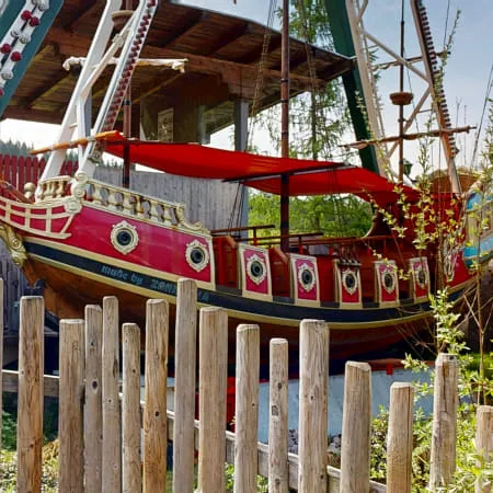 Farbenfrohes Piratenschiff in einem Freizeitpark