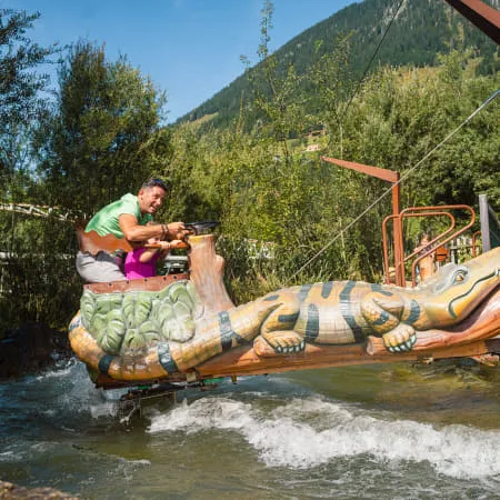Familienpark: Wasserspiel mit Tiermotiven und Natur im Hintergrund