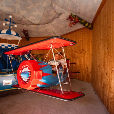 Bunter Flugzeug-Spielplatz im Erlebnispark Familienland