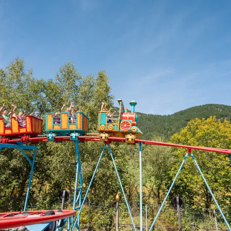 Bunte Achterbahn im Familienland Erlebnispark