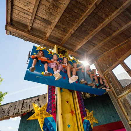 Kinder genießen Fahrvergnügen im Familienland Erlebnispark.