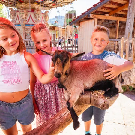 Kinder mit einer Ziege im Familienland Erlebnispark