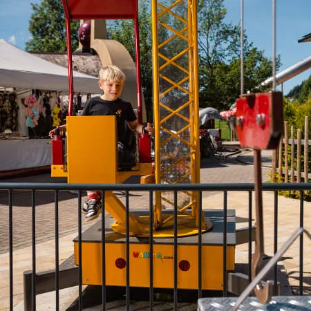Junge auf einem Spielgerät im Erlebnispark Familienland