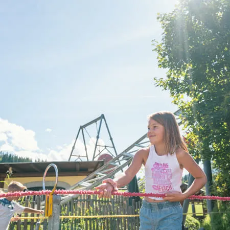 Mädchen spielt auf dem Spielplatz im Erlebnispark Familienland
