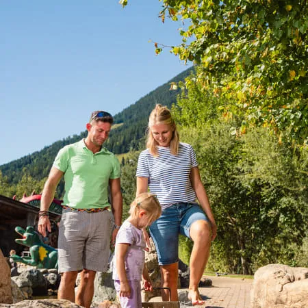 Familie spielt am Wasser im Familienland Erlebnispark