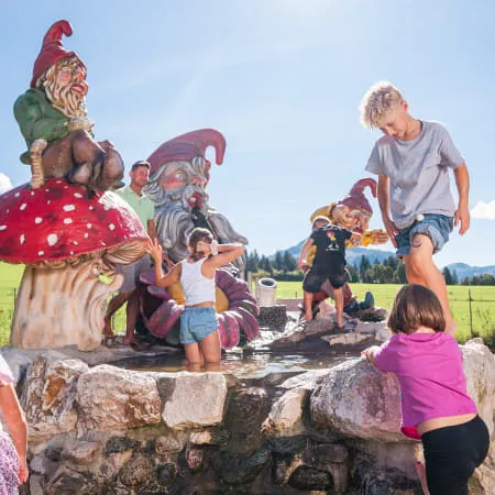 Kinder spielen mit Wasserspiel am Erlebnispark Familienland