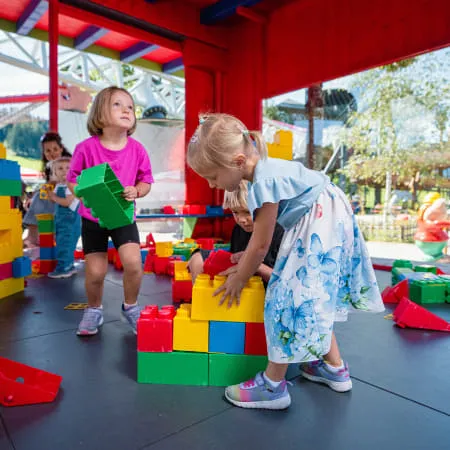 Kinder spielen mit großen bunten Bauklötzen im Familienland.