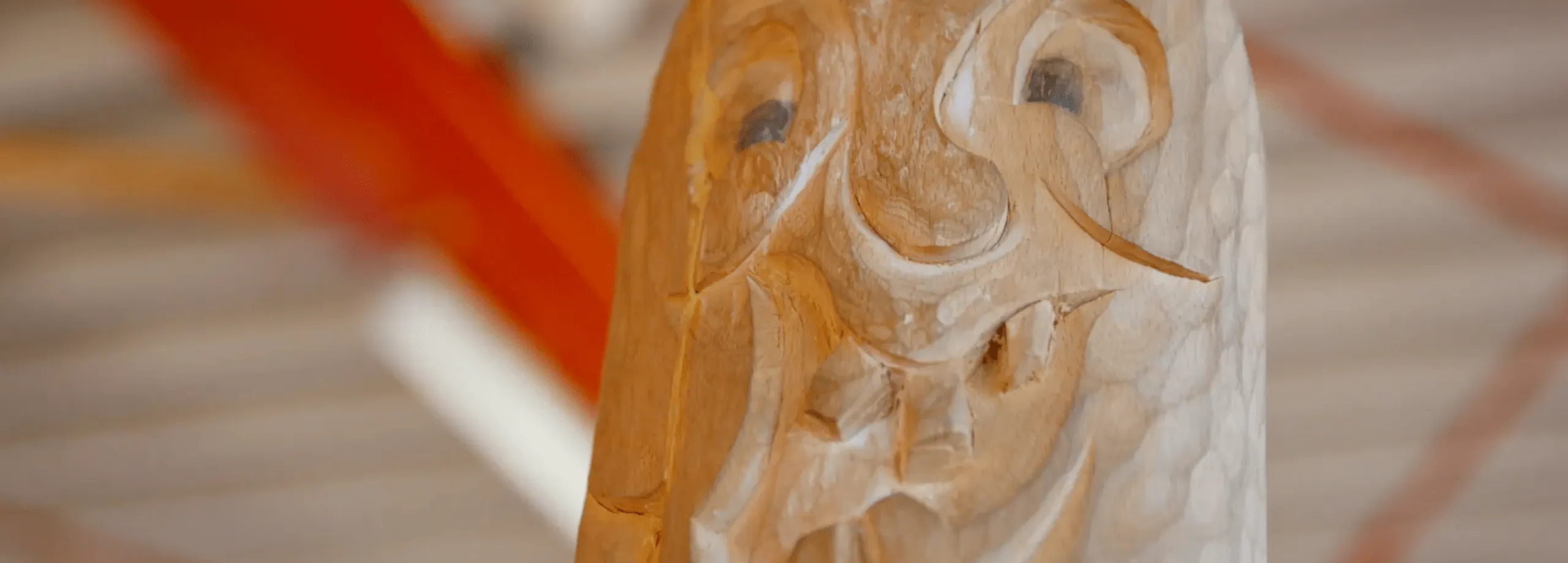 Detailaufnahme einer Holzskulptur im Raum