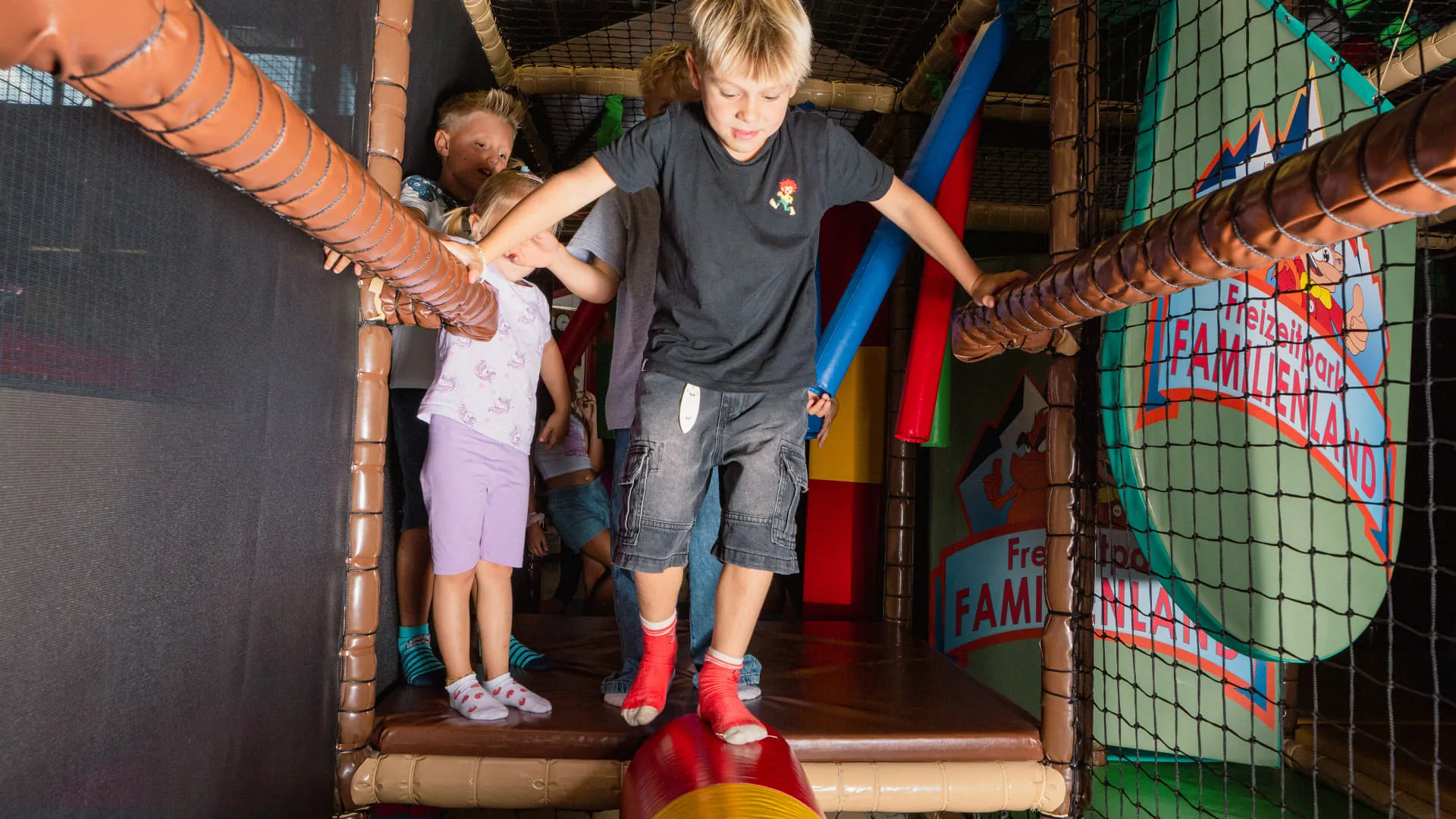 Kinder spielen in einem Spielbereich im Erlebnispark Familienland