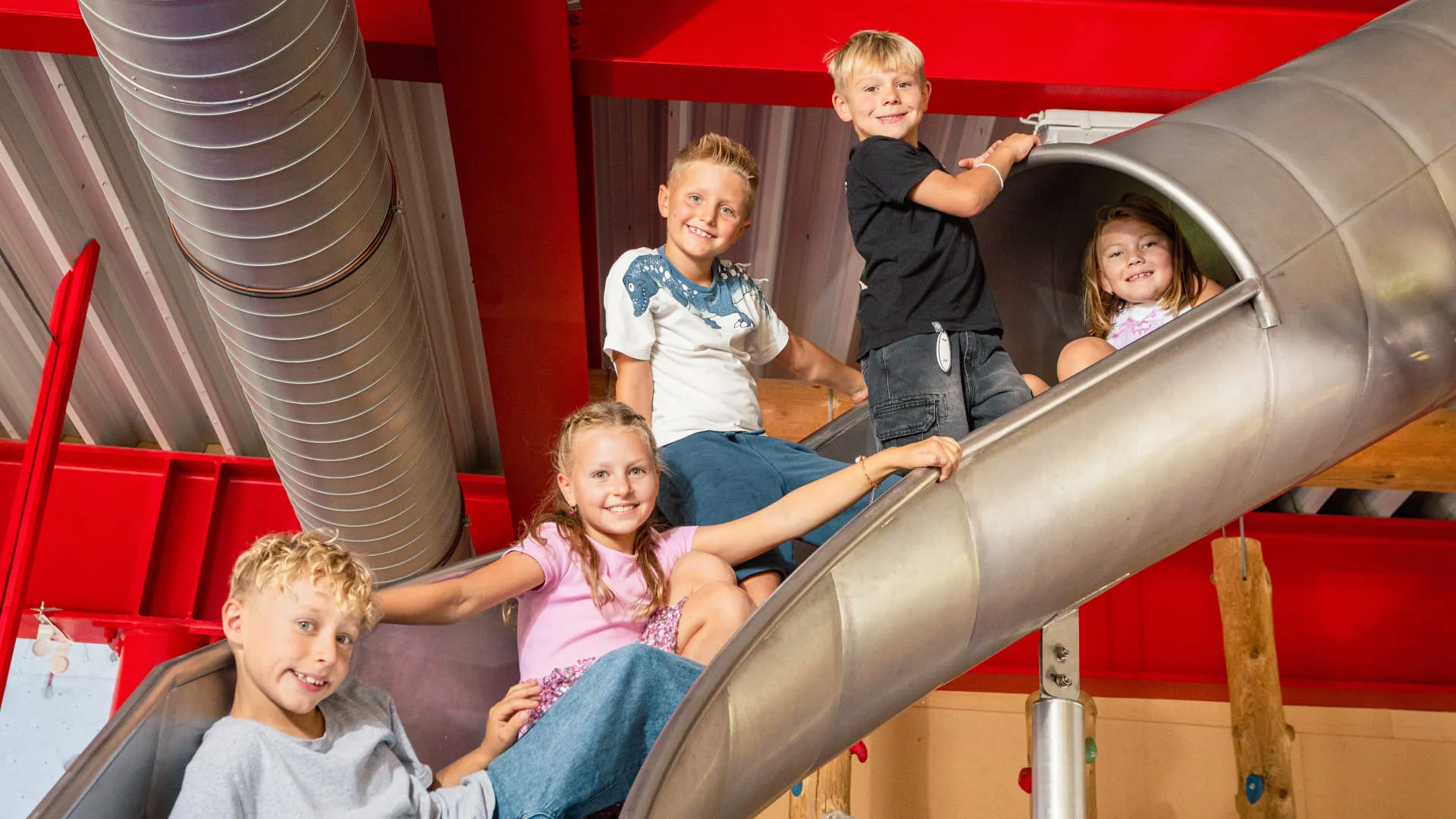 Kinder spielen auf einer Rutsche im Erlebnispark Familienland