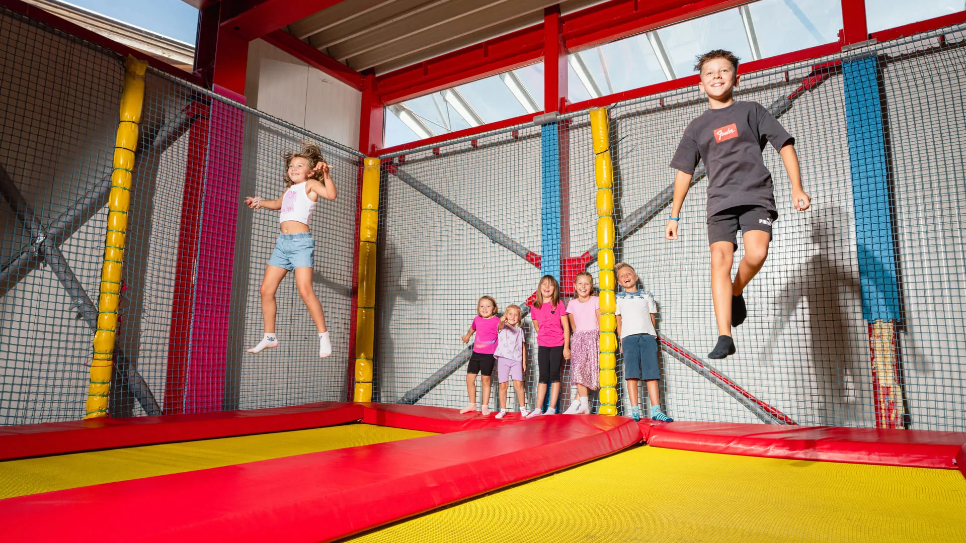 Kinder springen auf einem Trampolin in Erlebnispark Familienland